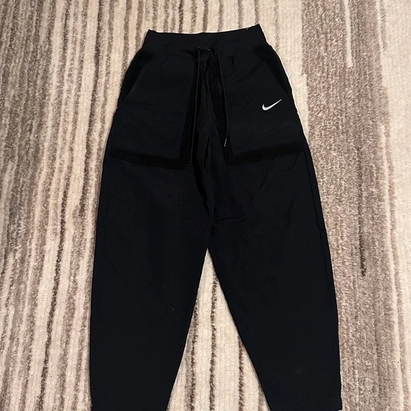 Nike Women’s Black Joggers with Sherpa outer-lined pockets. - Picture 1 of 4